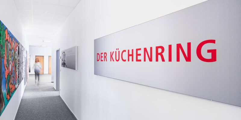 Flur im Gebäude von Der Küchenring mit einem Schild auf dem genau das steht.