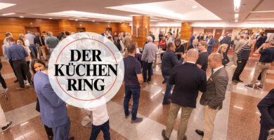 Das Bild zeigt viele Menschen die sich an einem Ort versammeln mit dem DKR Logo