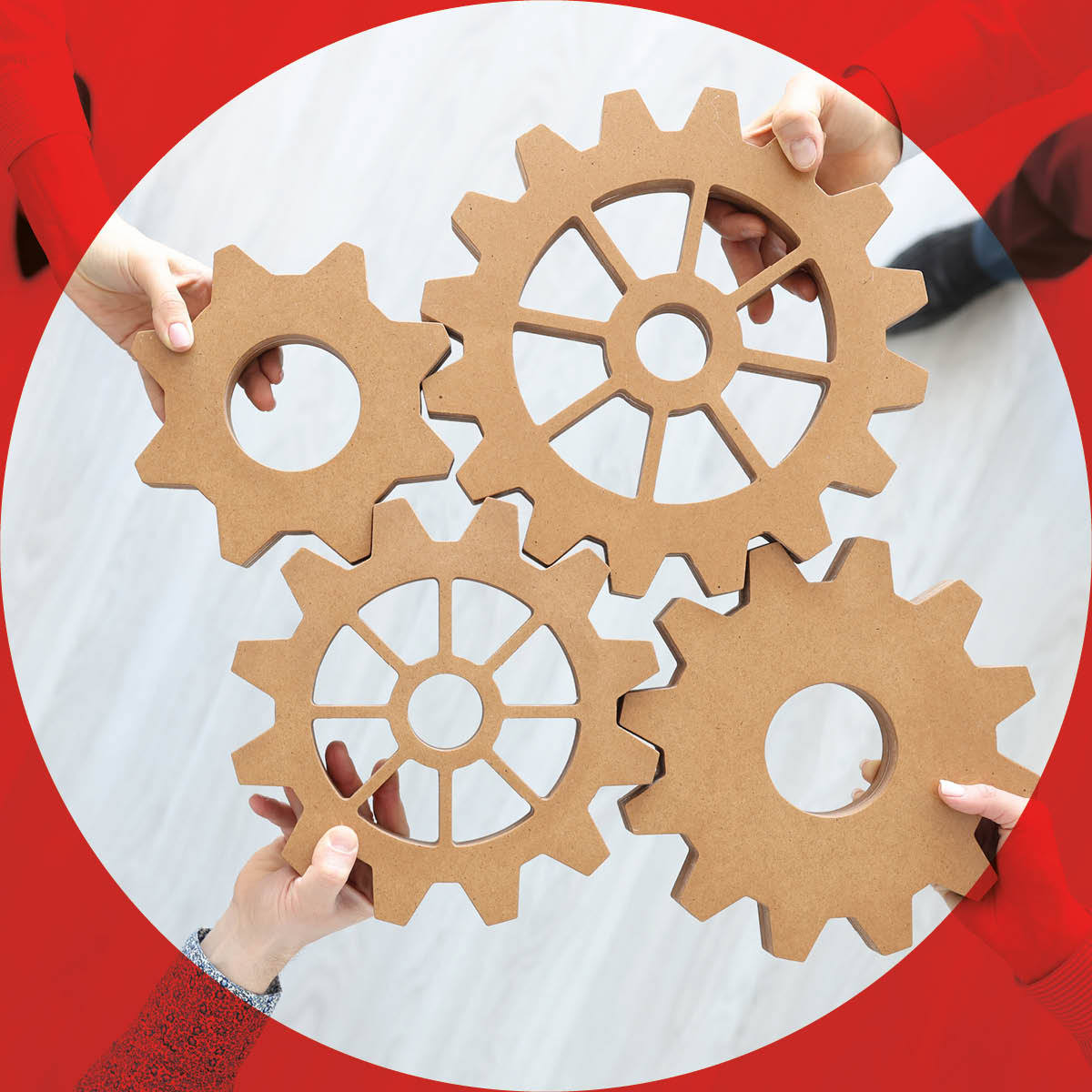 Das Bild zeigt Hände, die verschiedene Schrauben zusammenhalten | Kooperationen mit Maklern