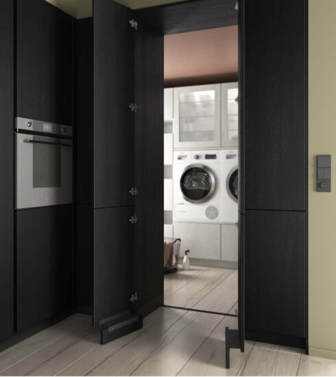 Teilweise geöffnete, integrierte Spülmaschine mit einer Front in dunkler Holzoptik (z.B. dunkle Eiche)