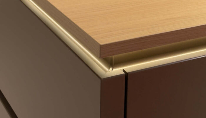 Nahaufnahme einer Kehlleiste auf der Küchenmeile 2025