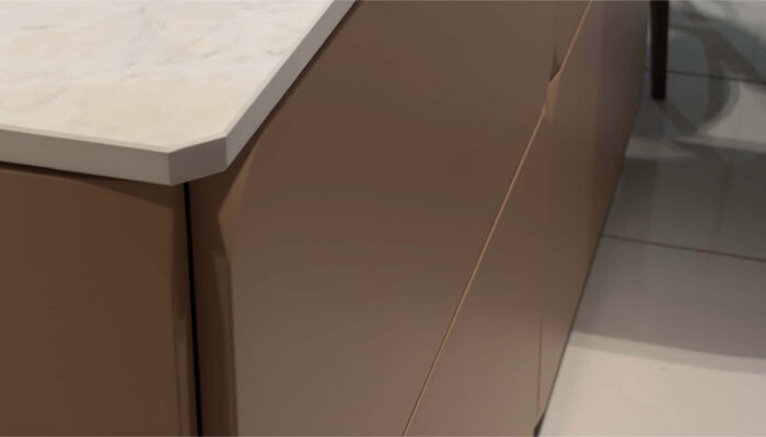 Nahaufnahme von Rundungen an den Ecken einer Küchenfront.