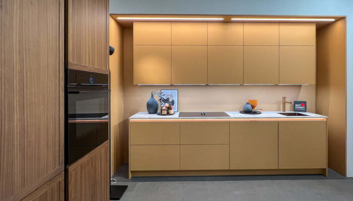 Gelb-orange Küchenzeile von Rotpunkt Küchen.