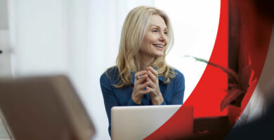 Beratungsgespräch im Küchenstudio – Frau bespricht Planung einer Küche am Laptop mit Kunden