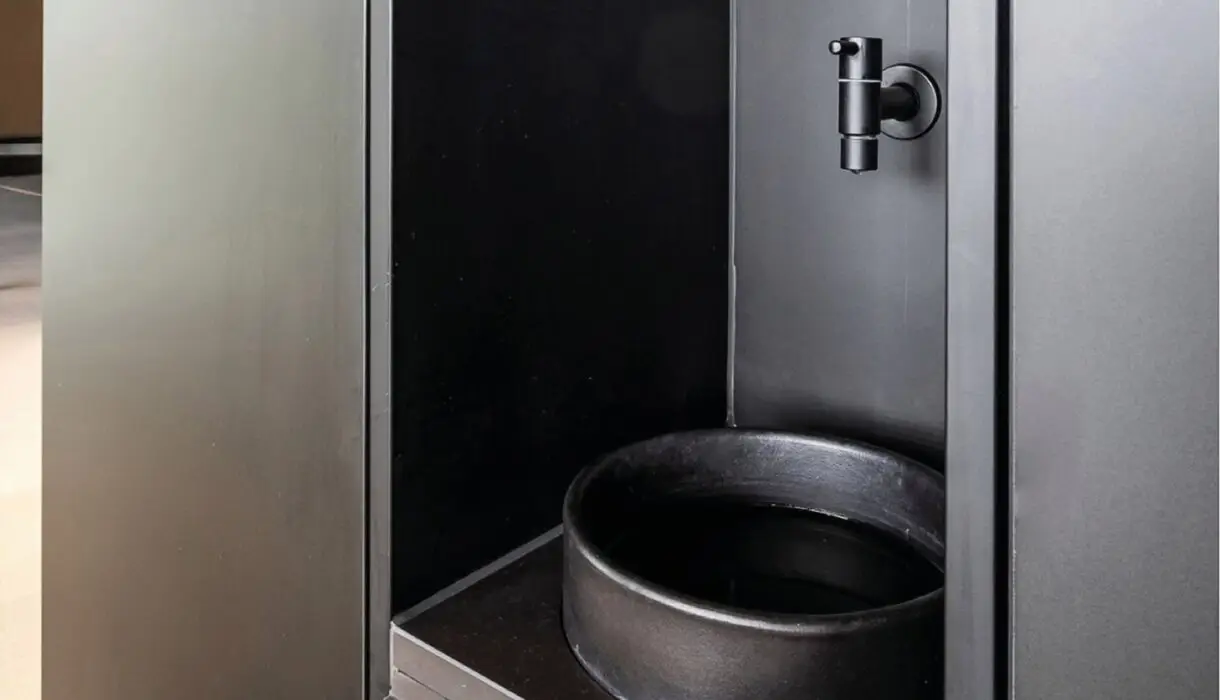 Gewinner Kategorie 2 - Moderne schwarze Küche von Küchenhaus Krumme