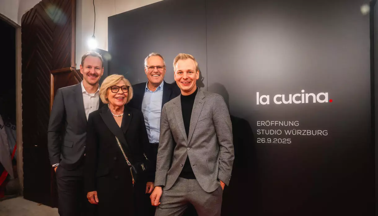 Das Team von La Cucina auf der Eröffnungsfeier des Küchenstudios in Würzburg.