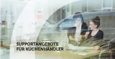 Geschäftsmann telefoniert im Büro – persönliche Beratung und Support im Küchenhandel durch Der Küchenring. Text auf dem Bild sagt 'Supportangebote für Küchenhändler'