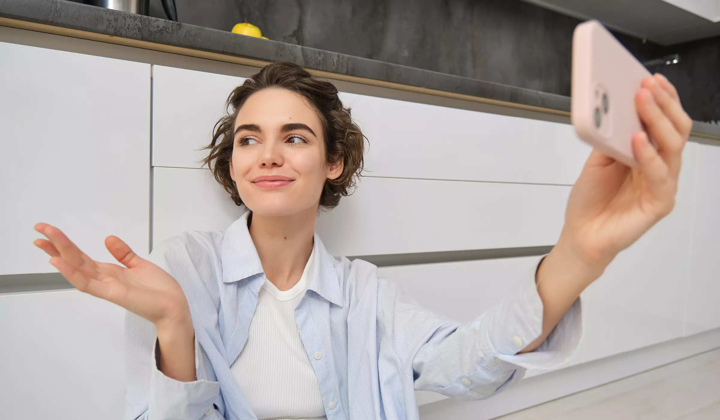 Frau nimmt Selfie in moderner Küche auf – Lifestyle, Social Media und Genuss mit Der Küchenring.